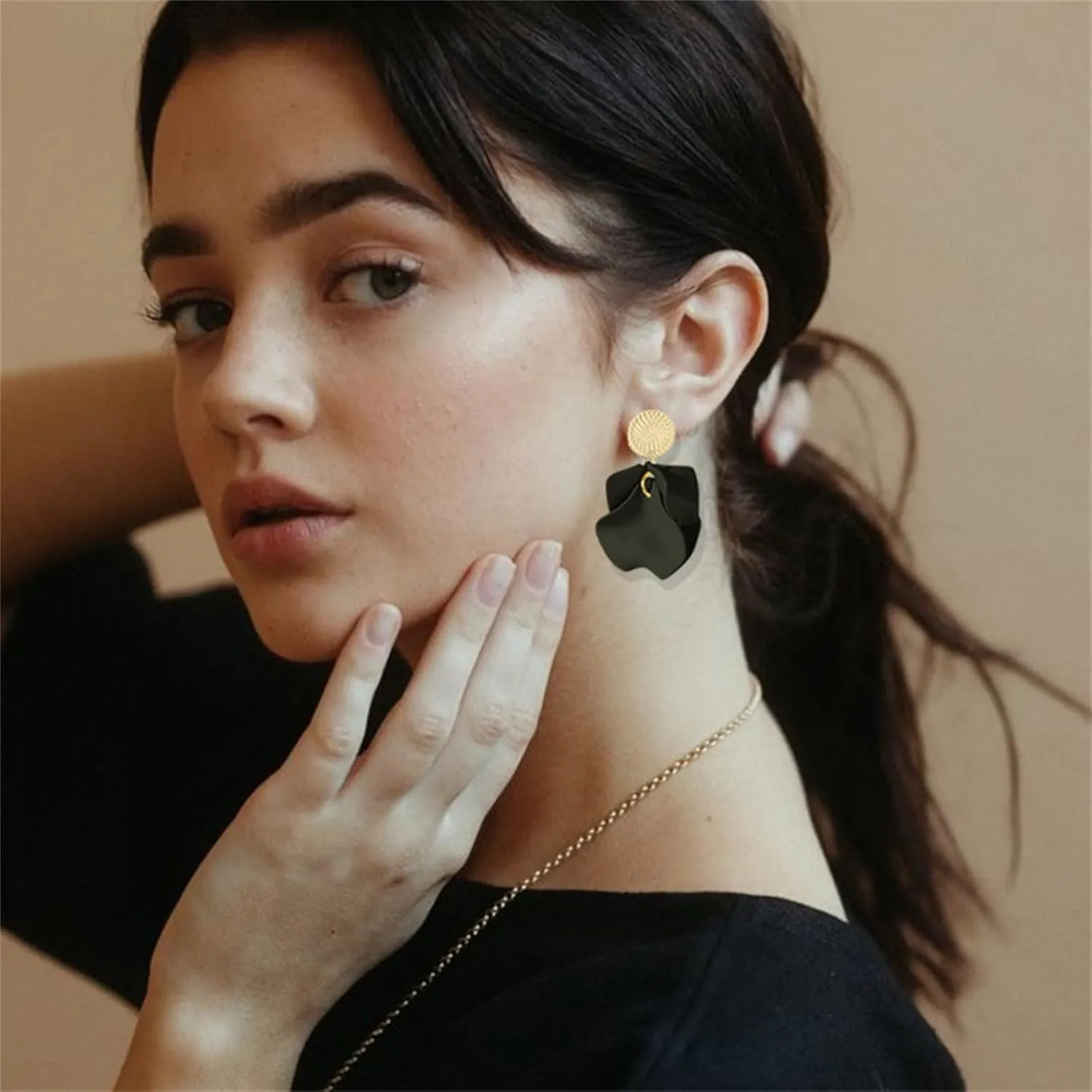 Dreuyet Rose Petal Dangle Earrings for Women Elegant Boho Statement Floral Tassel Earrings Acrylic Tiered Matte Flower Earrings Exaggerated Petal Tassel Earrings Flower Earrings